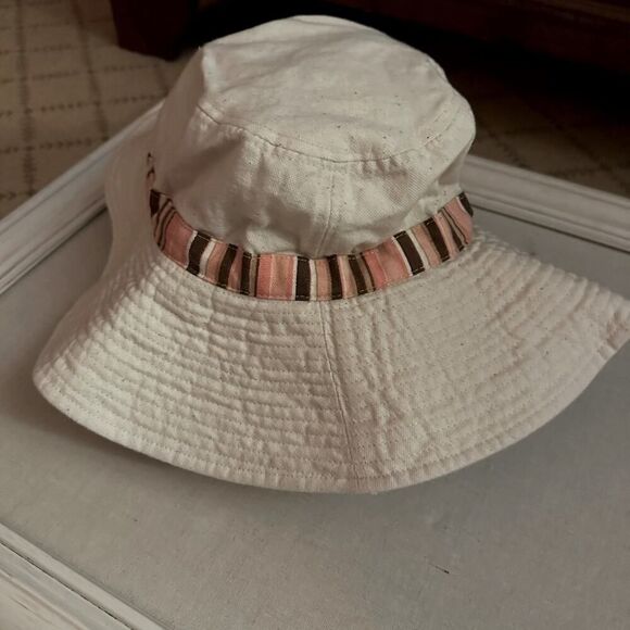 Cream bucket hat with pink/brown striped ribbon - Picture 3 of 6